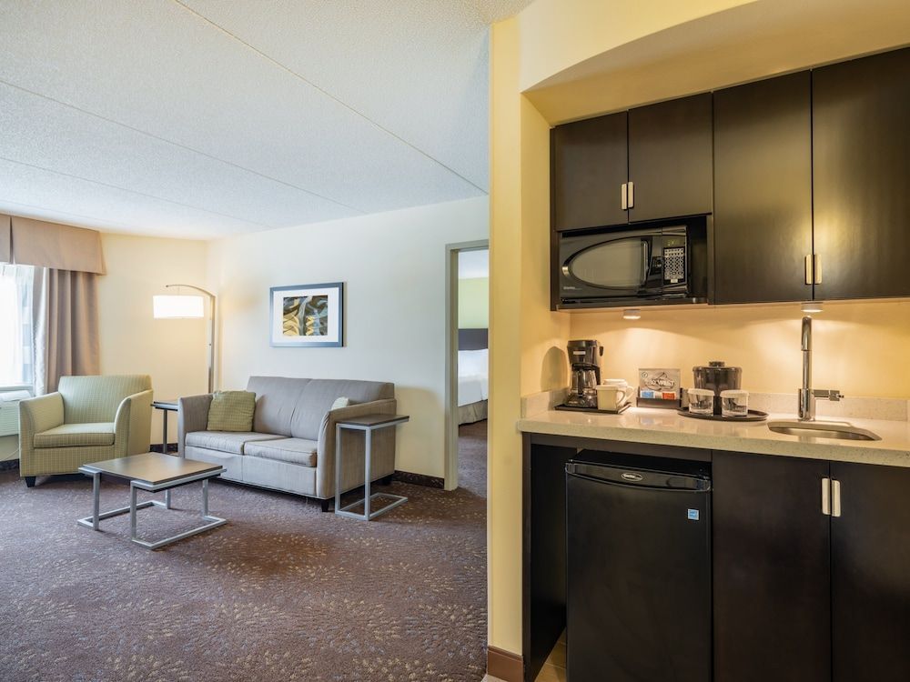 Holiday Inn GREENSBORO COLISEUM by IHG 2