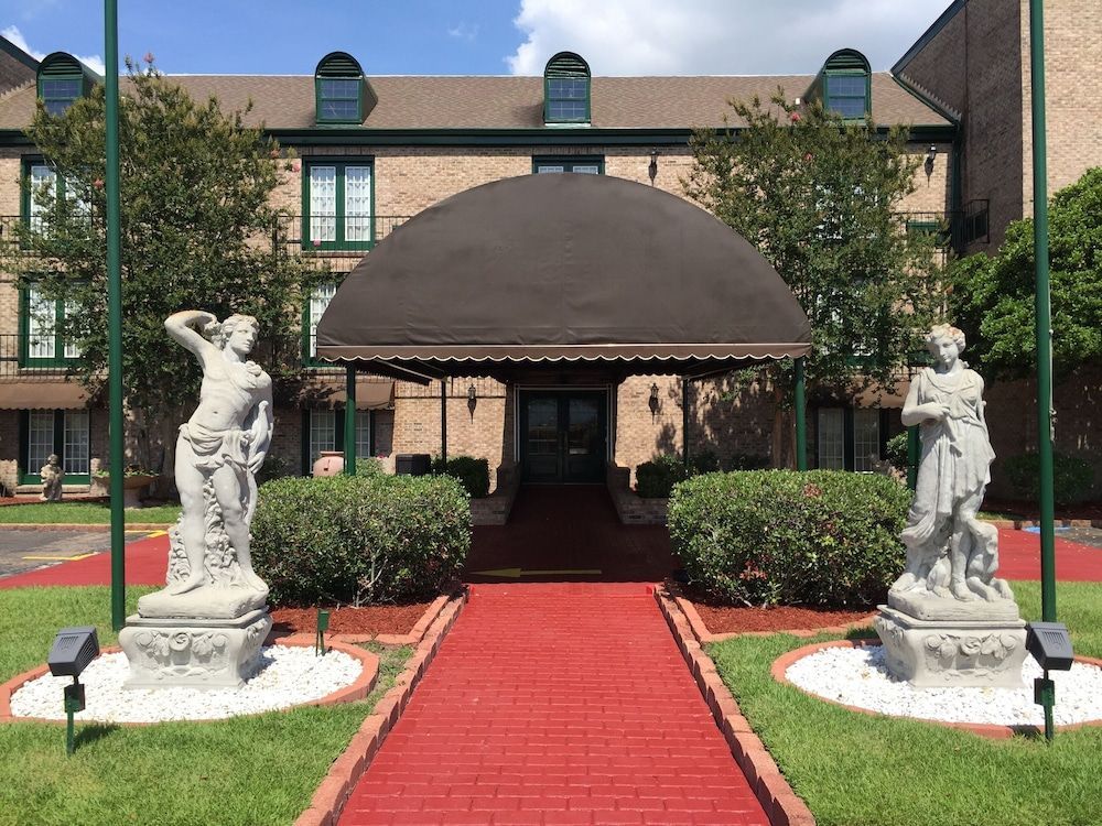 Royal Suites Baton Rouge near LSU and Airport 1