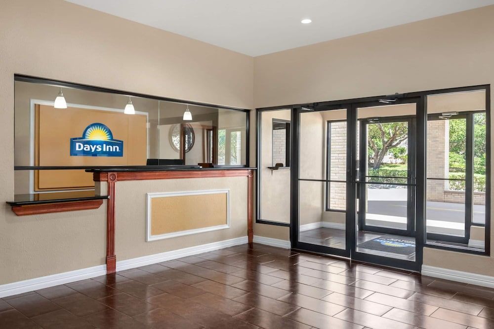 Days Inn by Wyndham San Antonio Near Fiesta Park 2