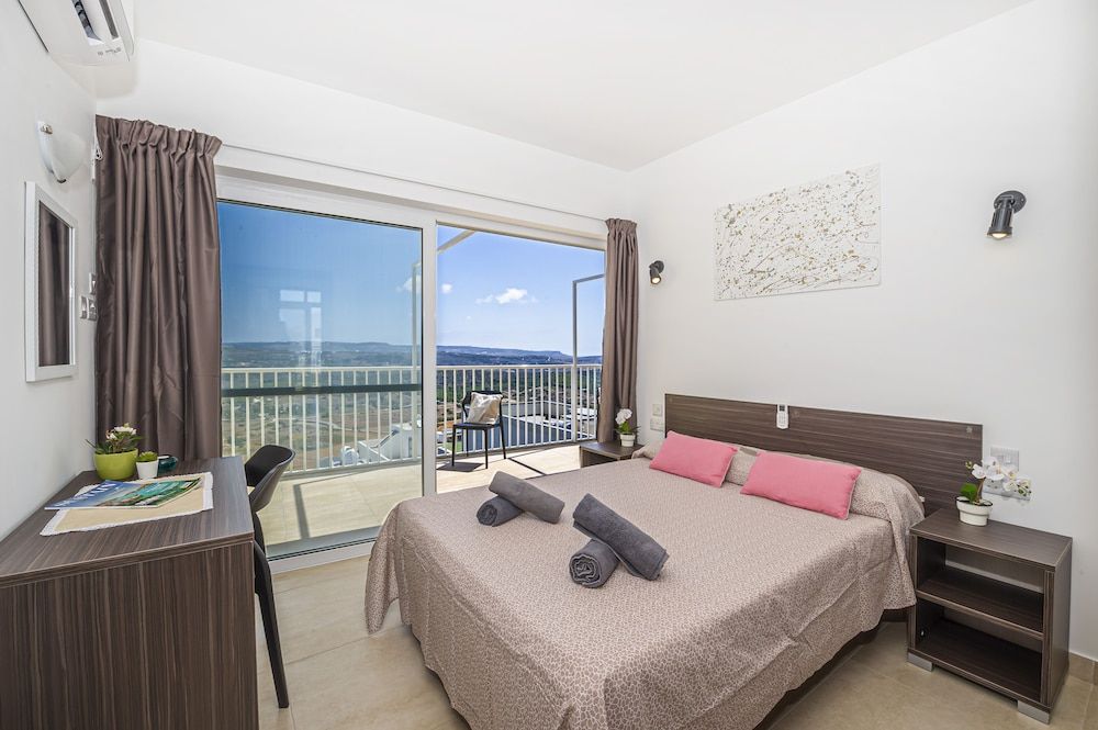 Summer Breeze 3 Bedroom Family Maisonette with sunny terrace in Mellieha - by Getawaysmalta 2