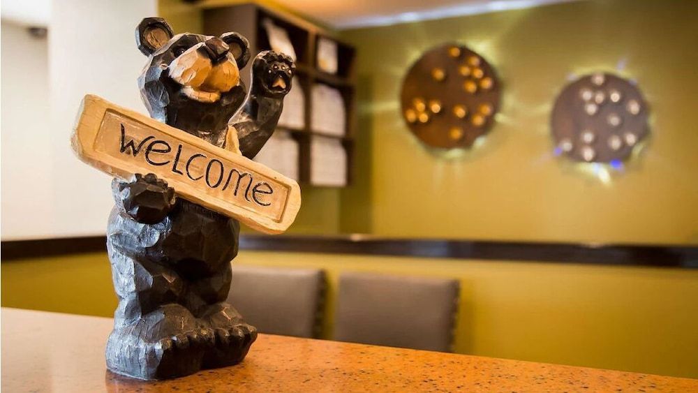 White Pine Inn & Suites 2