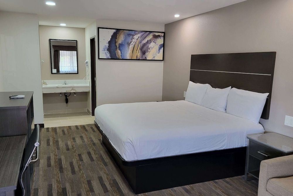 Travelodge by Wyndham Buena Park 1