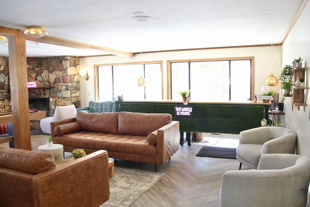 Sierra Blue Hotel & Swim Club 2
