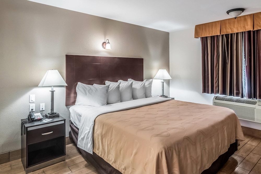 Quality Inn & Suites near Downtown Bakersfield 1