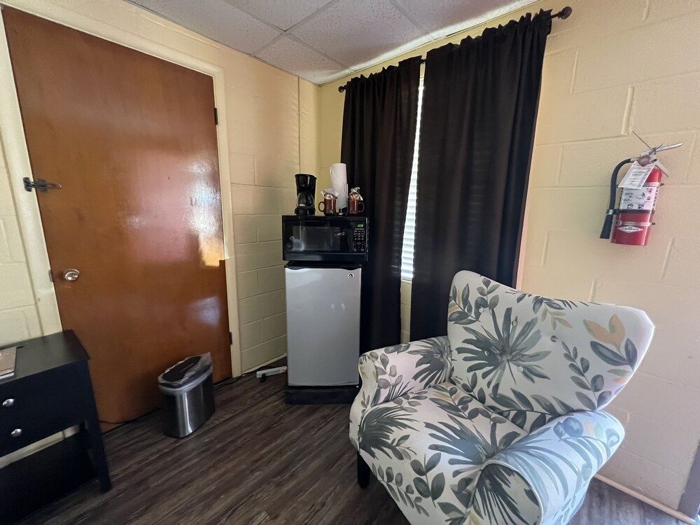 JI4, King Guest Room at the Joplin Inn at entrance to the resort by RedAwning 1