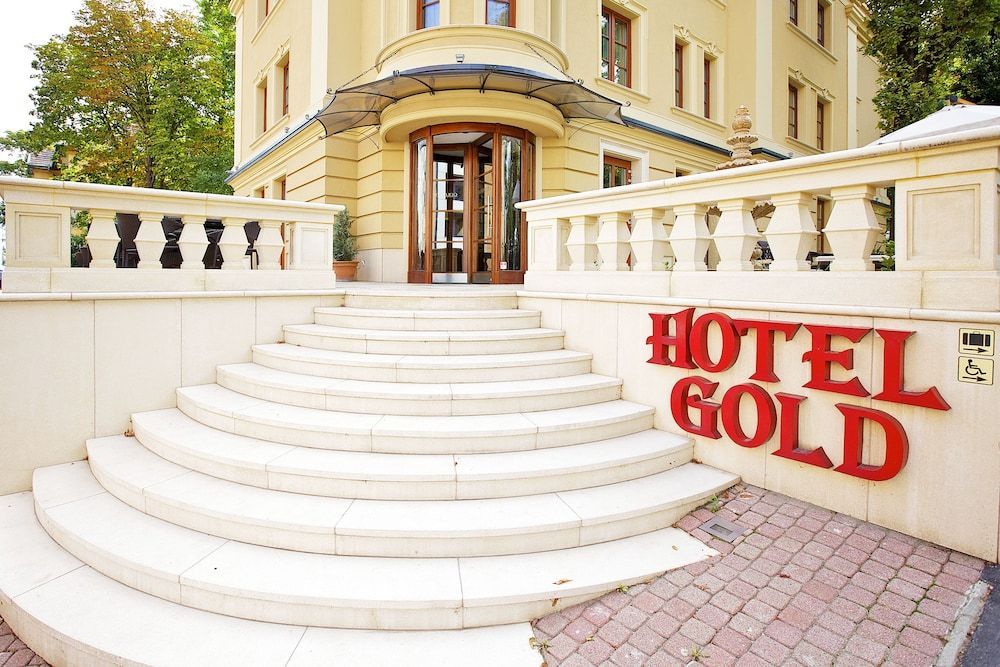 Gold Apartments 2