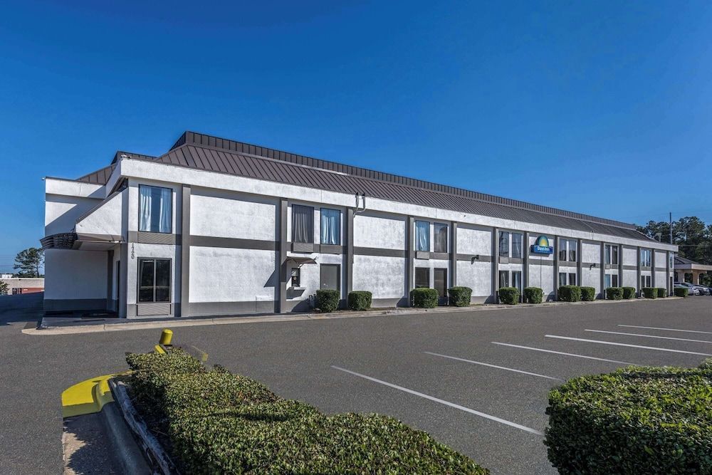 Days Inn & Suites by Wyndham Fort Bragg/Cross Creek Mall 1