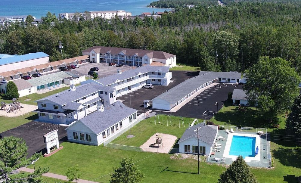 Mackinaw Budget Inn 1