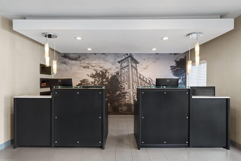 La Quinta Inn & Suites by Wyndham Fayetteville 2