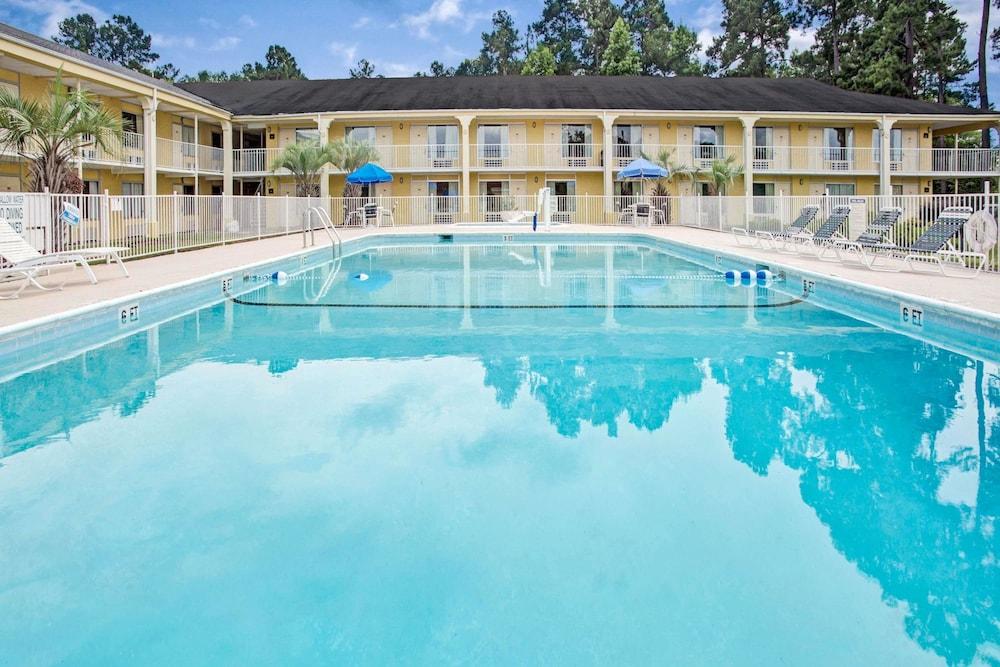 RAMADA BY WYNDHAM WALTERBORO 1