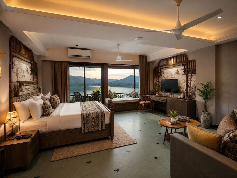The Luxury Tiger at Lake Pichola 2