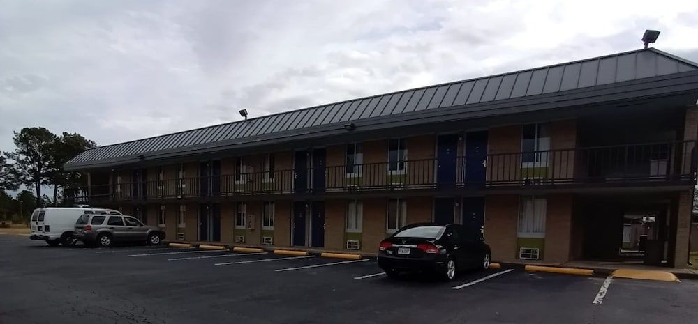 Travelodge by Wyndham Petersburg 1