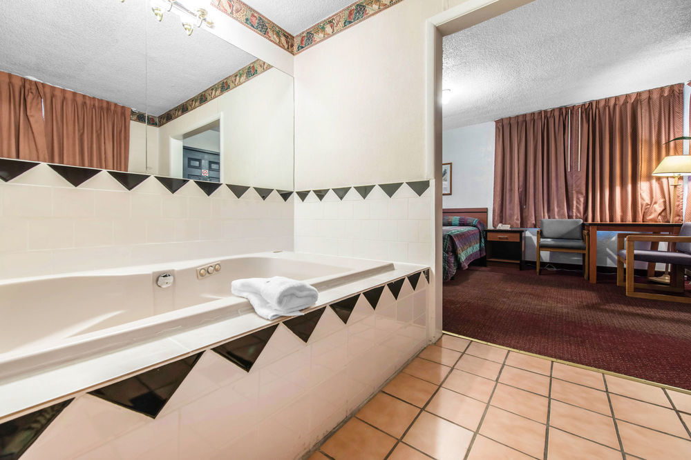 RODEWAY INN & SUITES 2