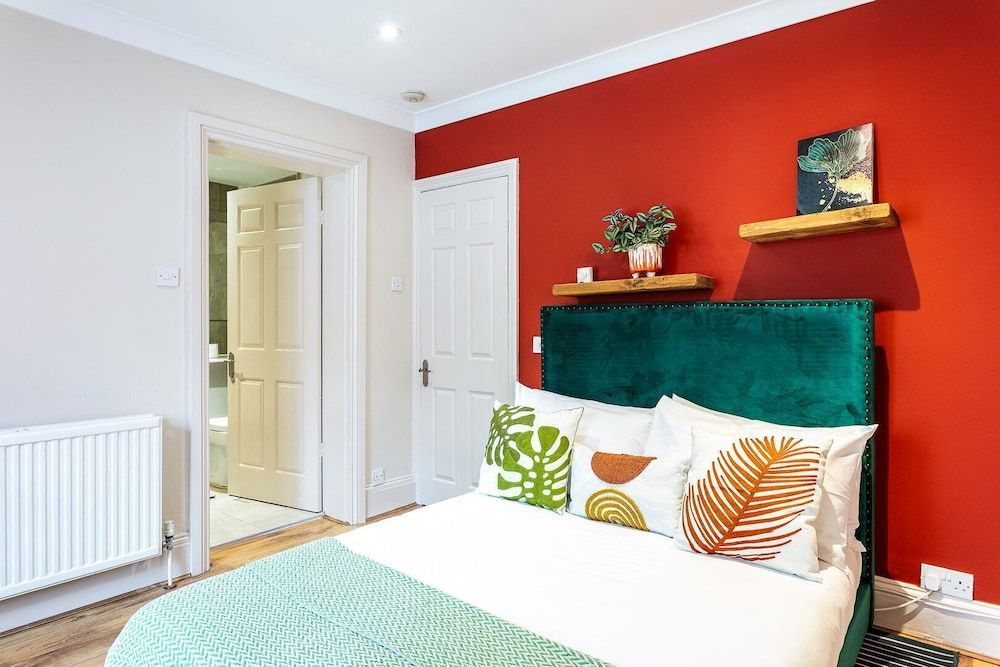 Chiswick Gem: Stylish 1-bed Flat for Modern Living 2