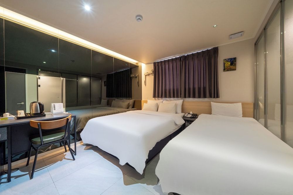 Mnlucky Hotel 2