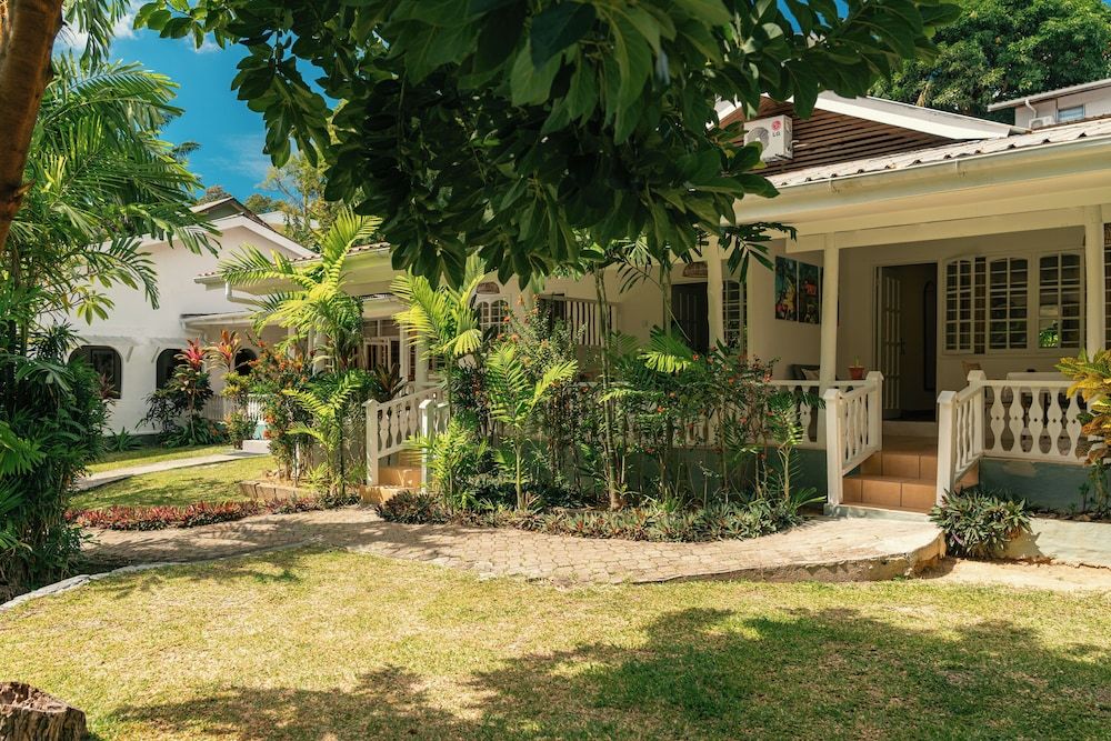 Beau Vallon Bungalows 1