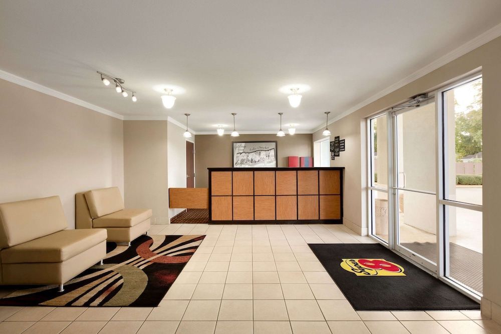 Super 8 by Wyndham Lake Charles Northeast 2