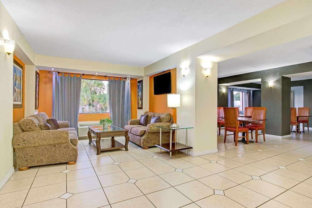 Days Inn & Suites by Wyndham Tampa Fairground-Casino-Ybor 1