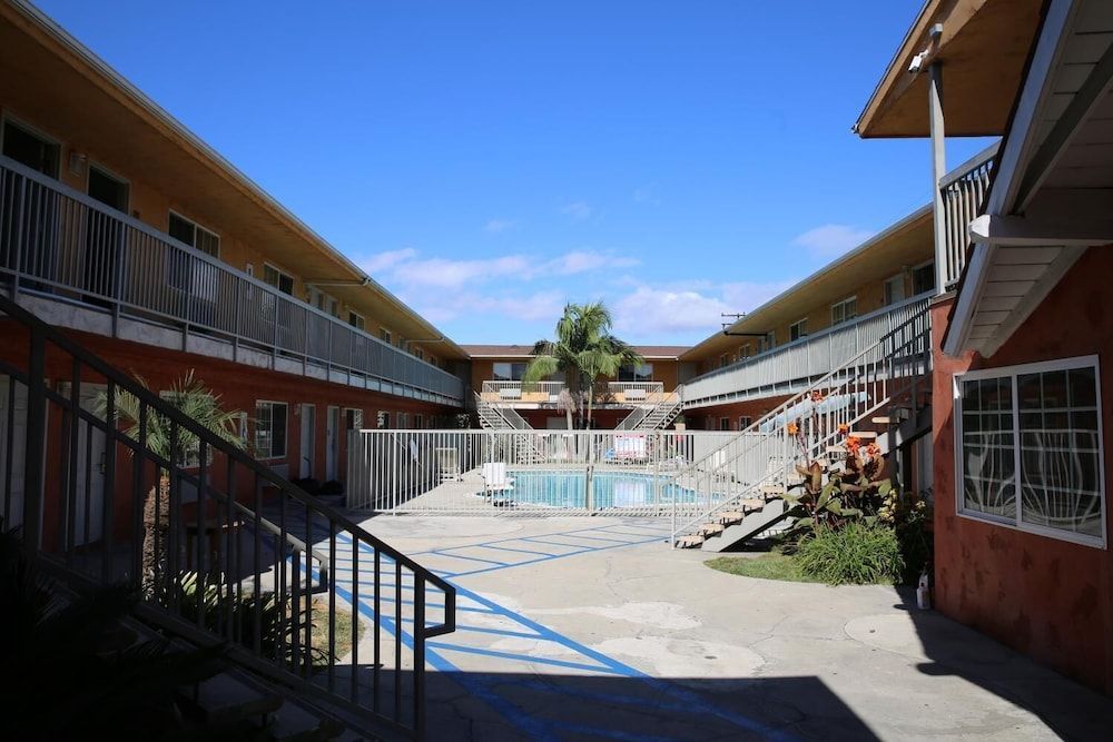 Chateau Inn & Suites 1