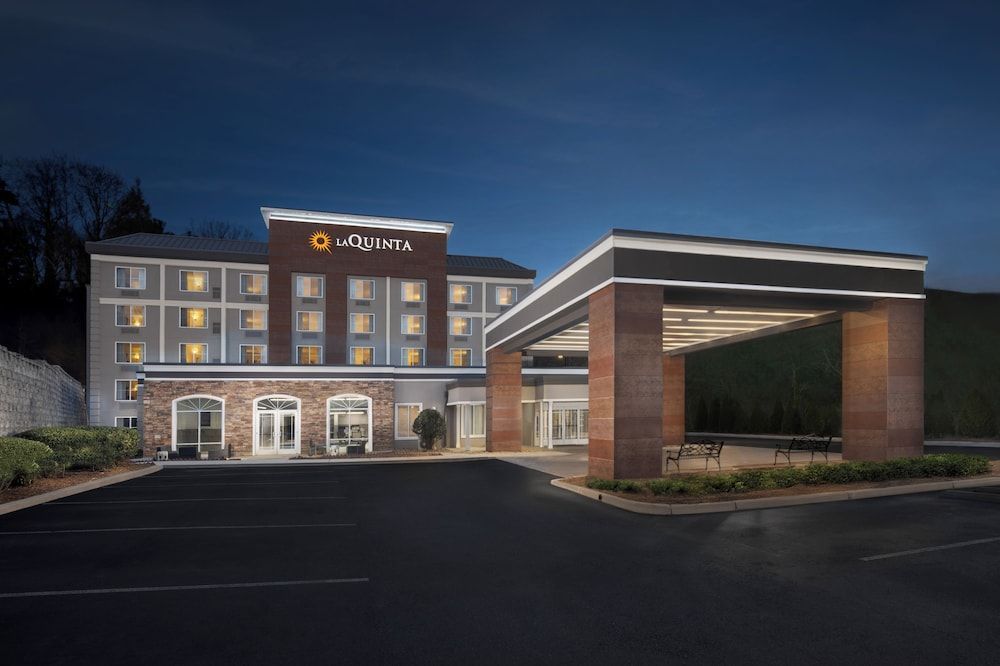 La Quinta Inn & Suites by Wyndham Downtown Asheville 1