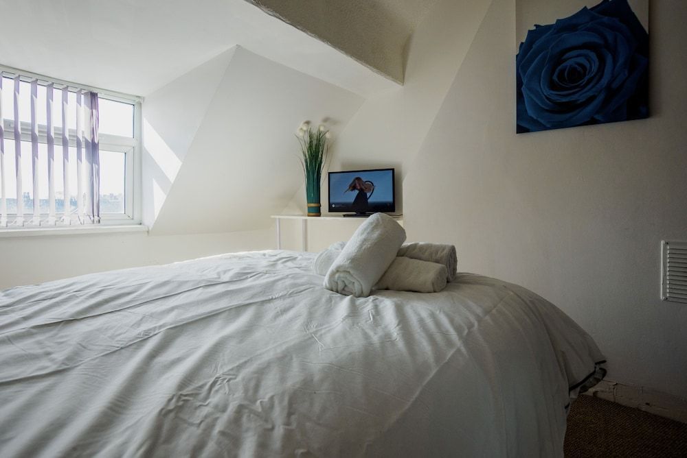 WoodHus Lodge Lovely Specious Room 5 2