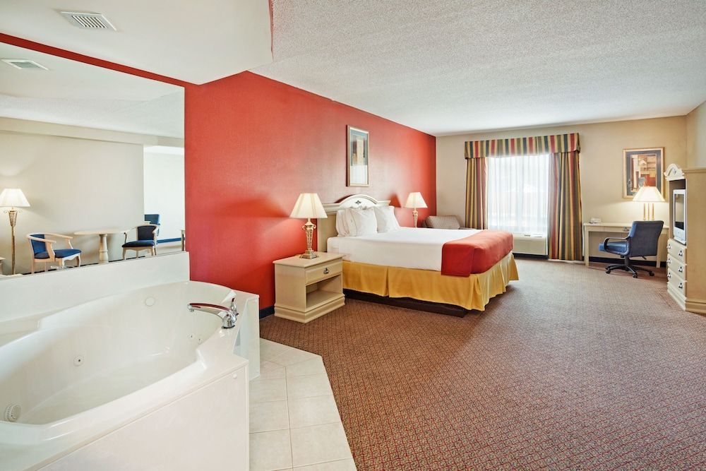 Holiday Inn Express & Suites LONDON by IHG 2