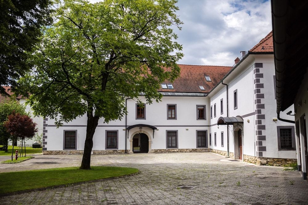 Hostel Javni Zavod Mekinjski Samostan 1