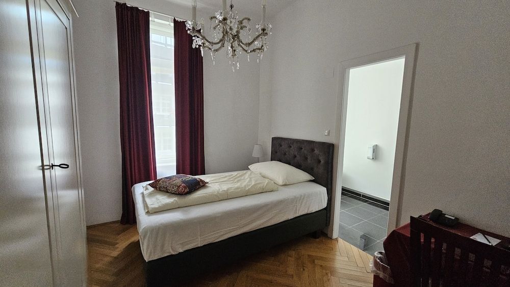 Hotel Pension Museum 2