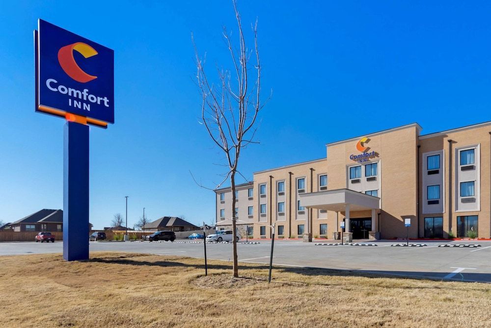 Comfort Inn & Suites Harrah 1