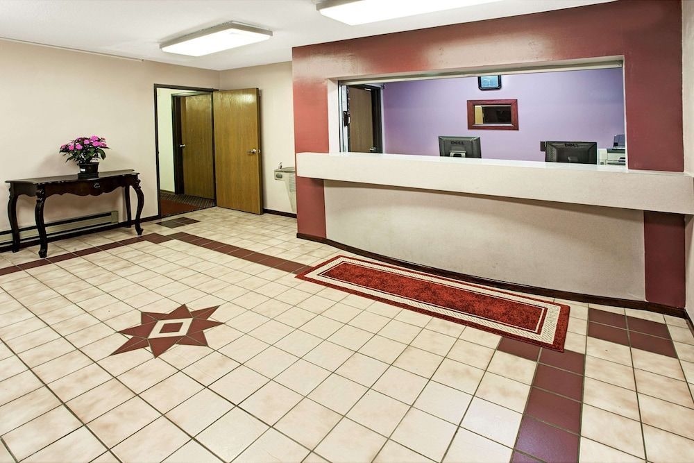 Super 8 by Wyndham Heath/Newark 2