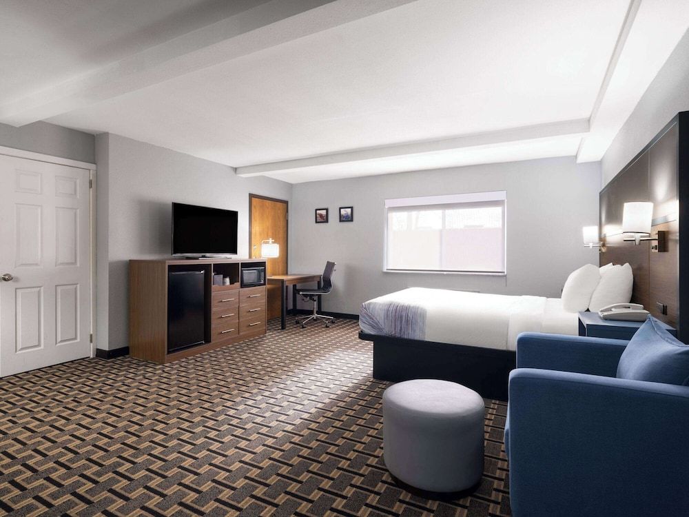 AmericInn by Wyndham Woodstock IL 1