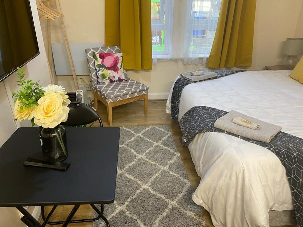 Alphastudio-leeds-walk 2-city-centre-freepark-wifi 1
