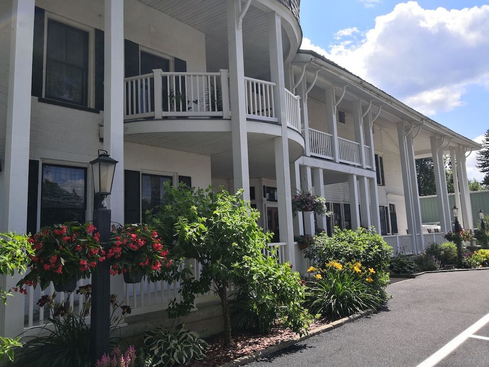 Historic Hotel Broadalbin 1