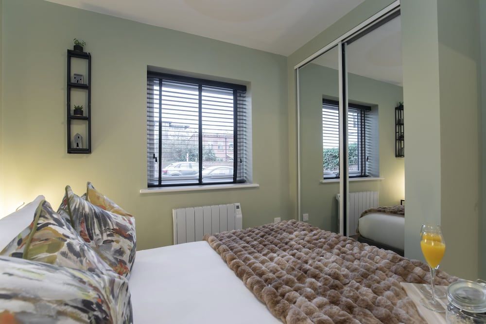 Elliot Oliver - Deluxe Two Bedroom Apartment With Parking & EV Charger 2