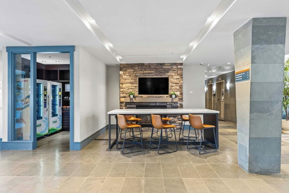 Sandman Hotel & Suites Calgary West 2