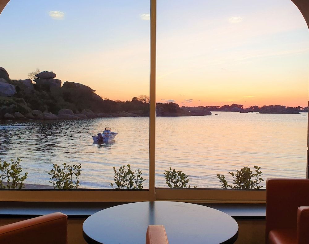 Logis Hôtel Saint Guirec Et De La Plage 2