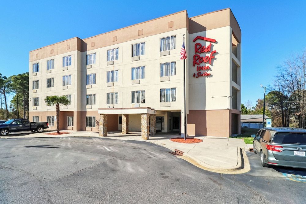 Red Roof Inn & Suites Fayetteville-Fort Bragg 1
