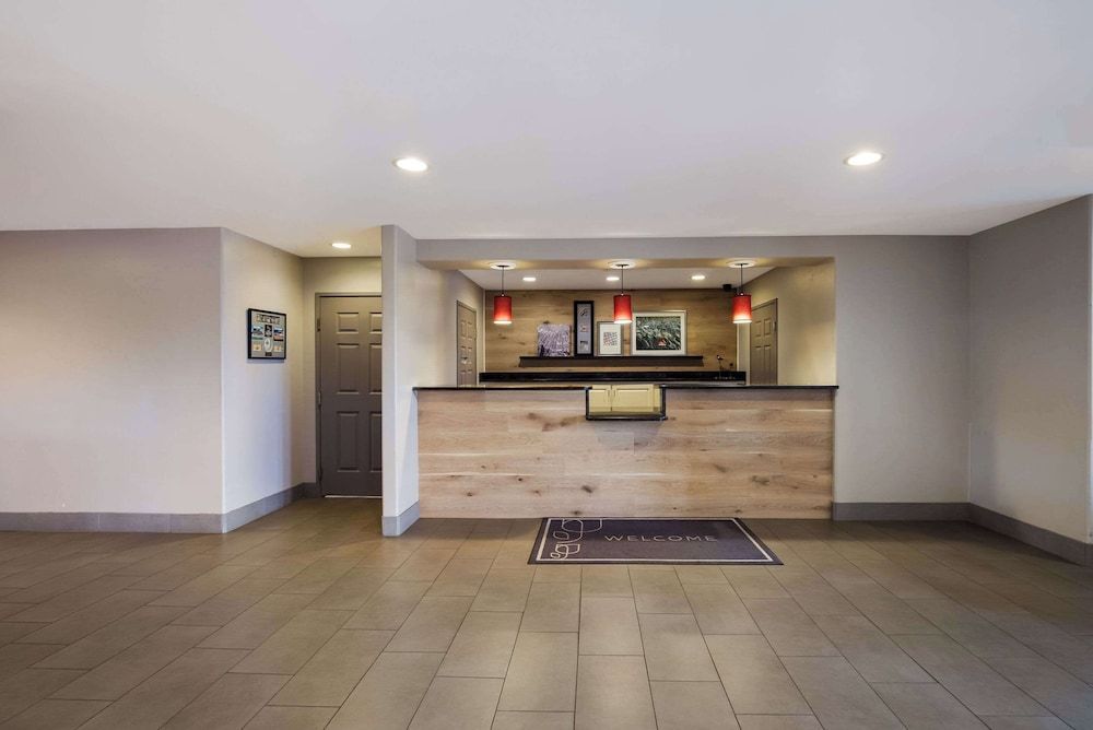 Country Inn & Suites by Radisson, Marion, IL 2