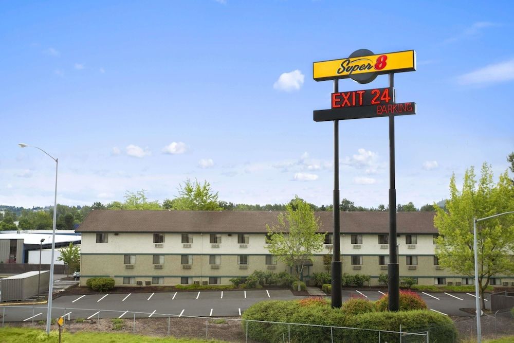 Super 8 by Wyndham Portland Airport 1