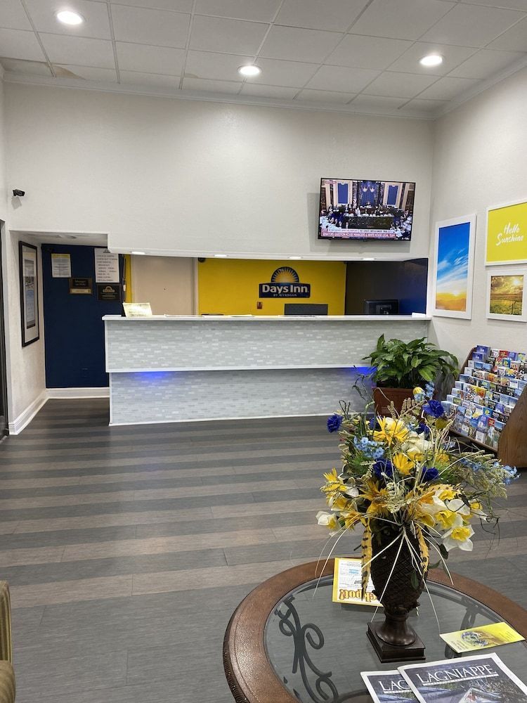 Days Inn & Suites by Wyndham Mobile 2