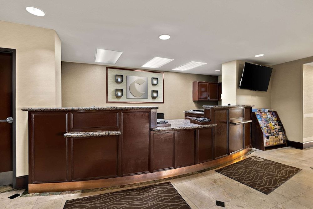 Comfort Inn & Suites Airport Convention Center 2