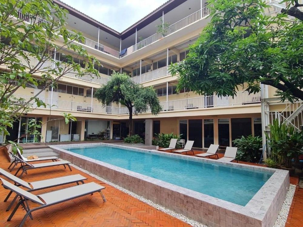 Feung Nakorn Balcony Rooms and Cafe 1