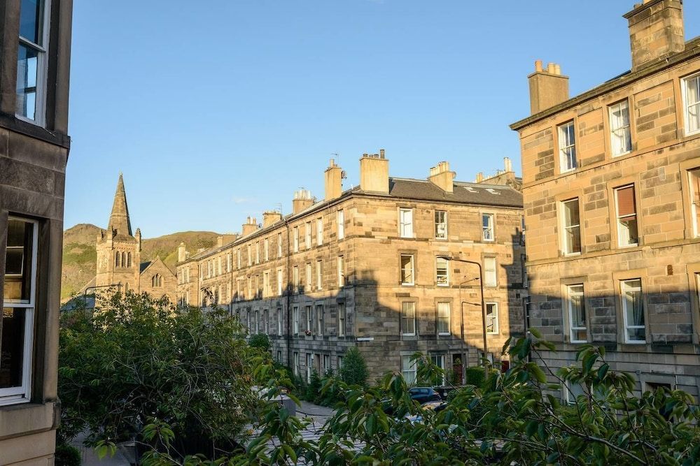 JOIVY 5 Bedroom Apt Near Meadows & George Square 1