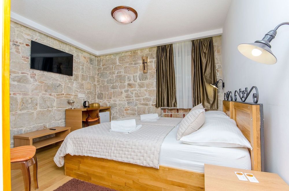 Apartment and Rooms Desideria 2