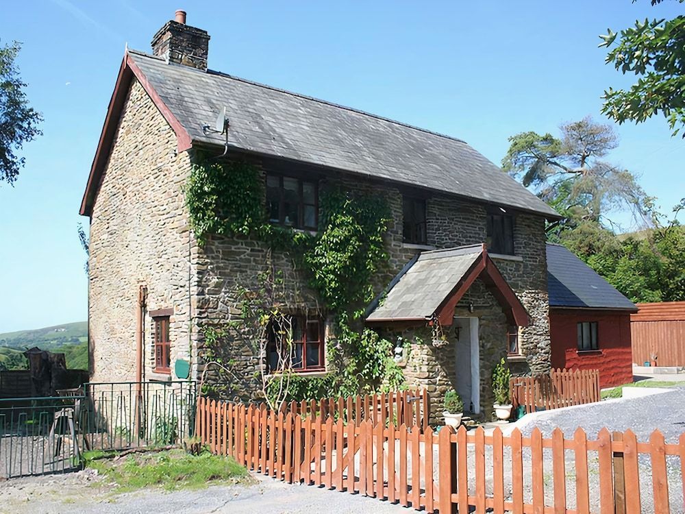 Barn Cottage - Farm Park Stay with Hot Tub, BBQ & Fire Pit 1