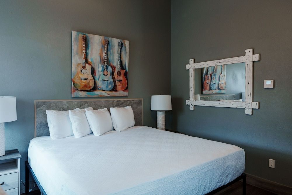 Price Pointe Inn 2