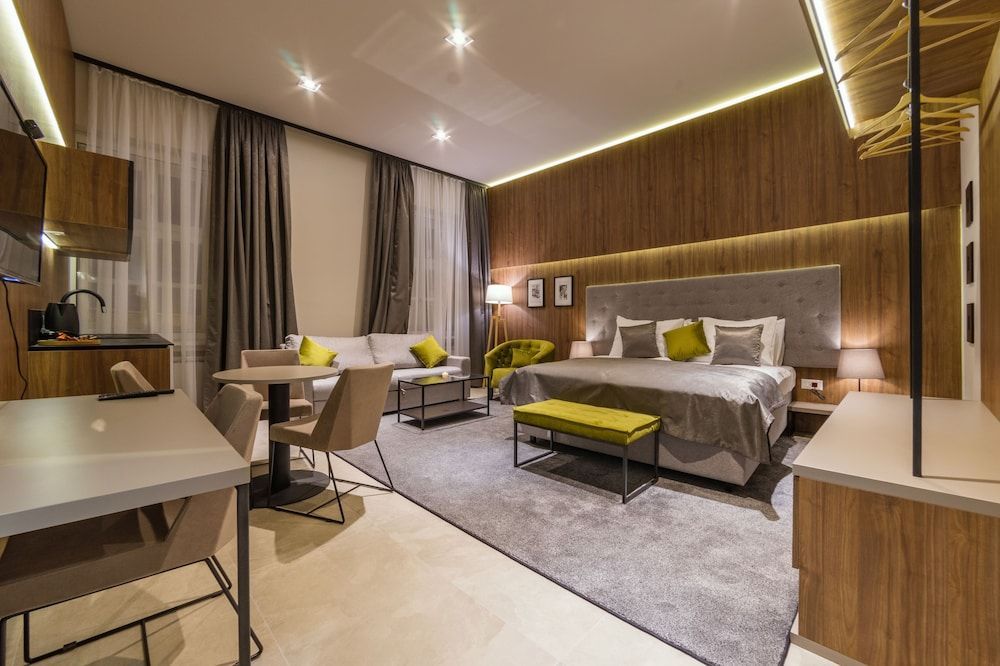 Dezman Luxury Center 1