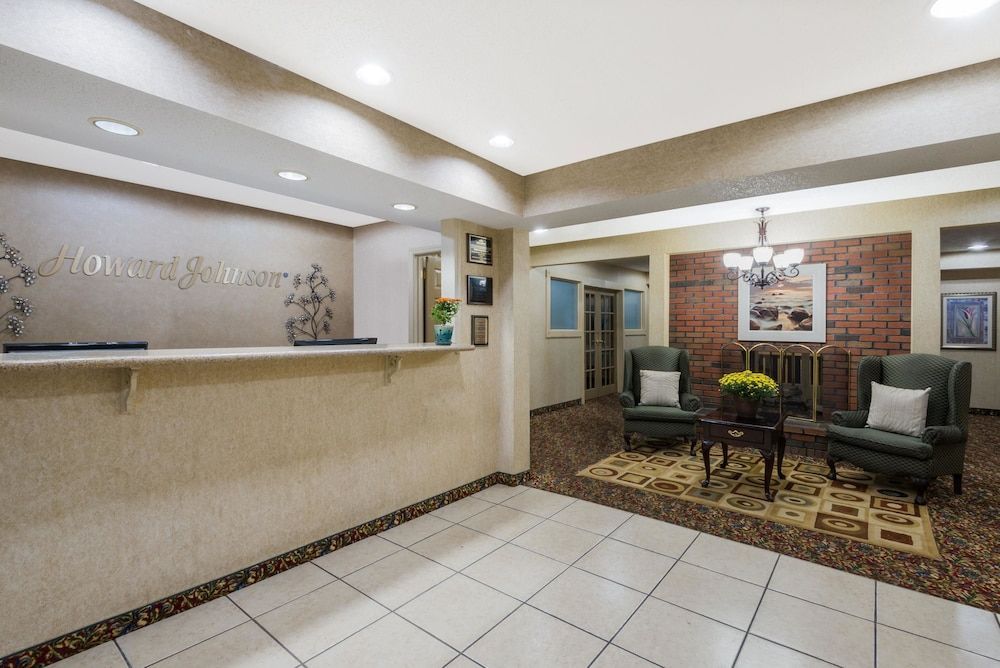 Howard Johnson by Wyndham Springfield 2