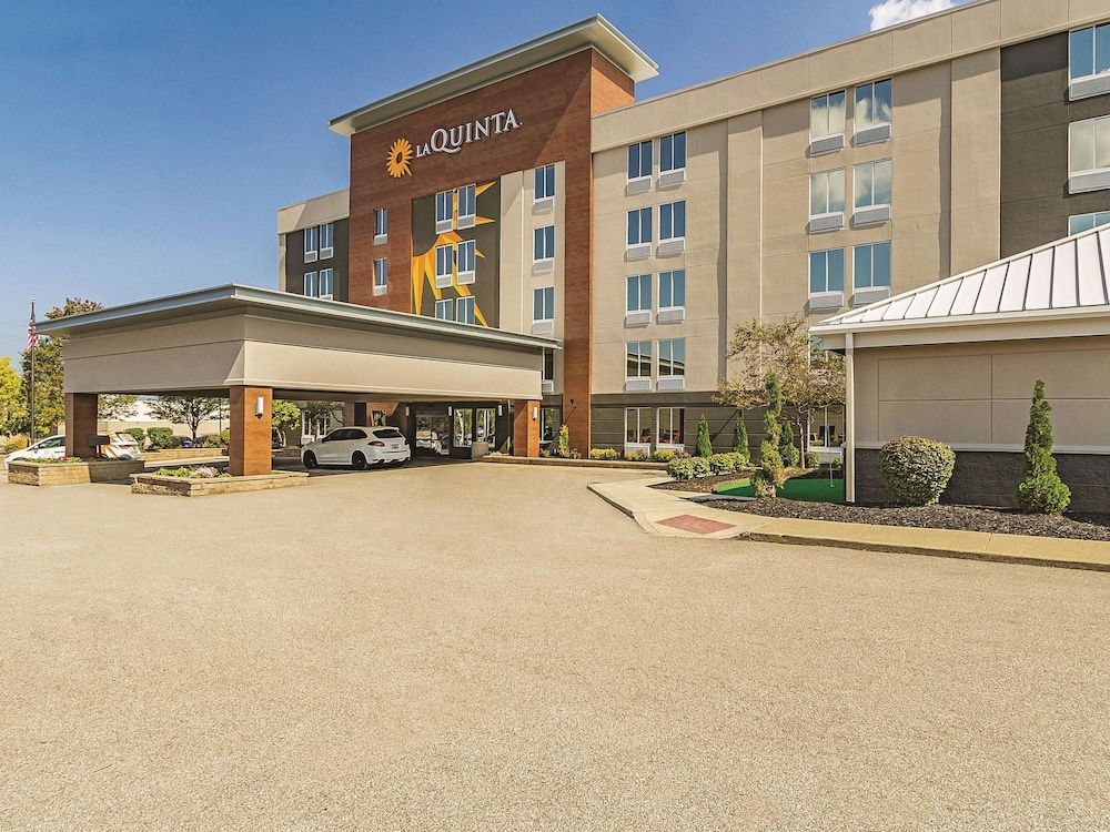 La Quinta Inn & Suites by Wyndham Cleveland Airport West 1