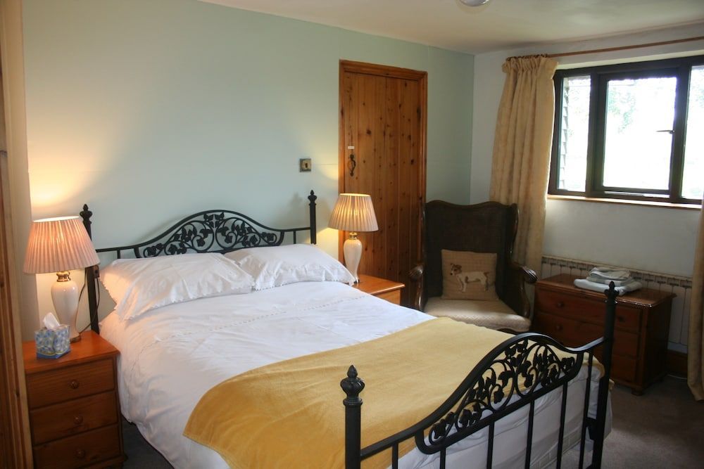 Barn Cottage - Farm Park Stay with Hot Tub, BBQ & Fire Pit 2
